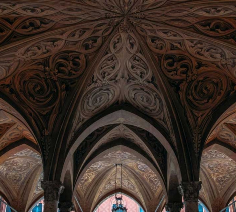 ceiling-with-patterns-pillars-min-scaled